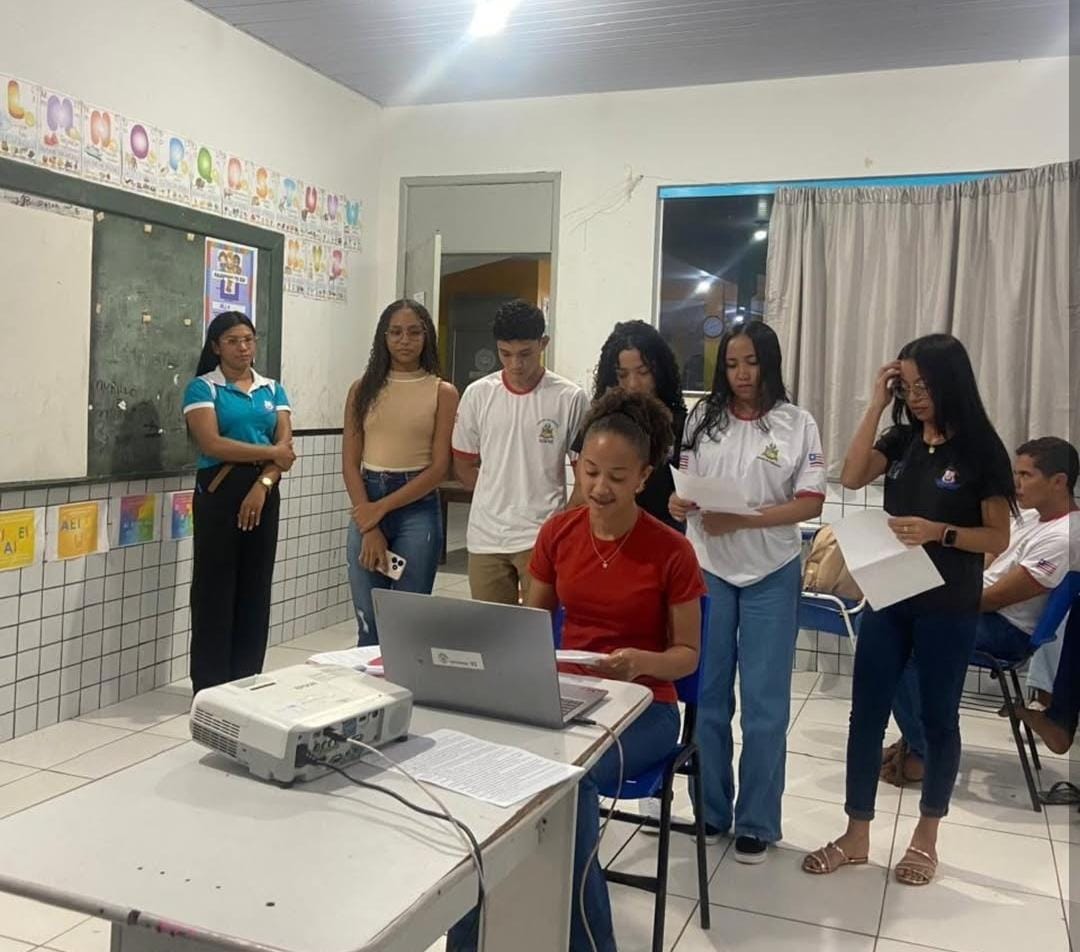 001 ALUNOS DO ENSINO MÉDIO BRILHAM EM APRESENTAÇÃO INTERDISCIPLINAR COM TEMAS DIVERSIFICADOS