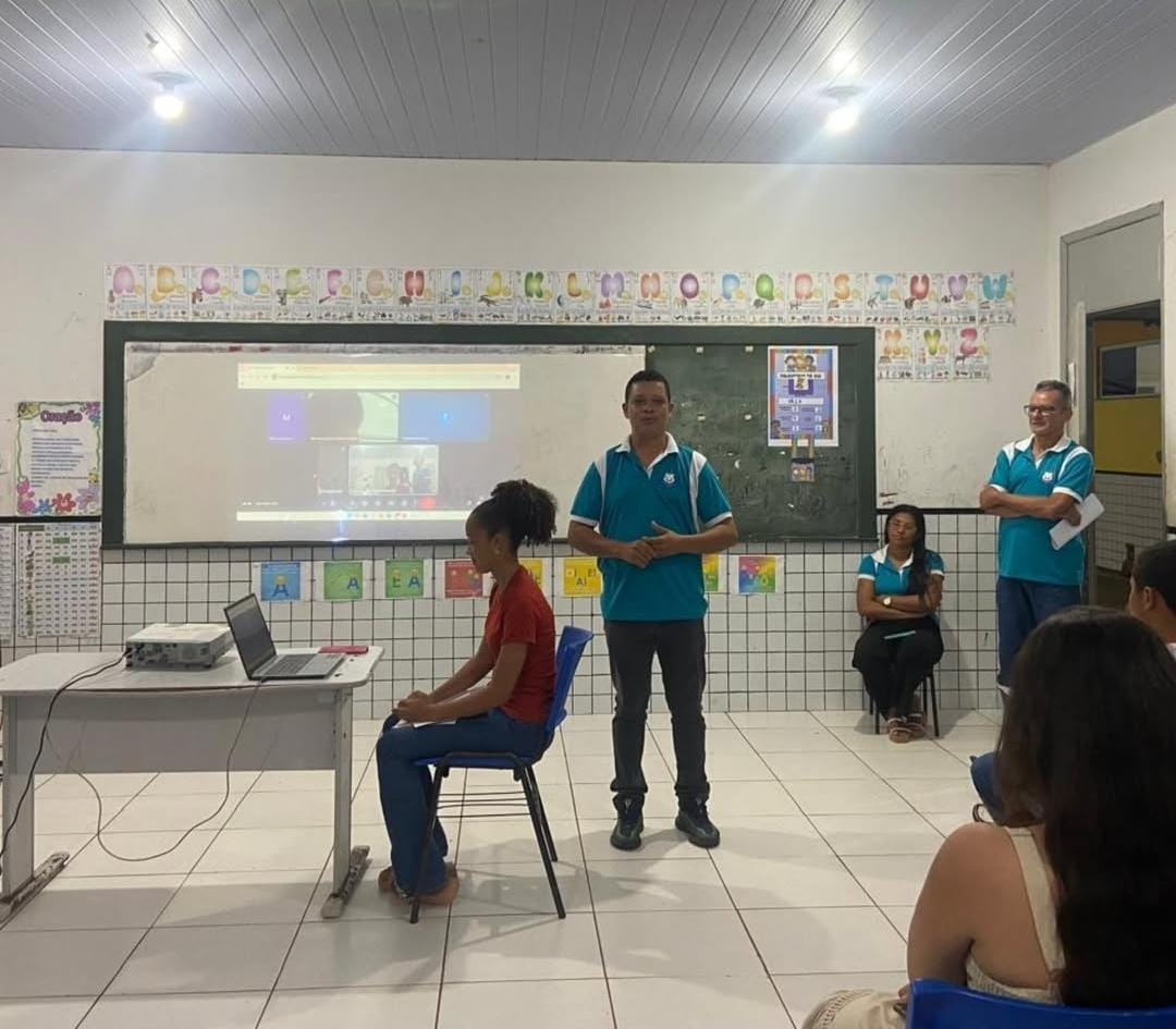 003 ALUNOS DO ENSINO MÉDIO BRILHAM EM APRESENTAÇÃO INTERDISCIPLINAR COM TEMAS DIVERSIFICADOS