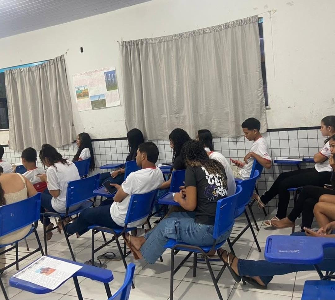 007 ALUNOS DO ENSINO MÉDIO BRILHAM EM APRESENTAÇÃO INTERDISCIPLINAR COM TEMAS DIVERSIFICADOS